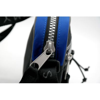 TOMMY HILFIGER Torba męska na ramię mała czarno-niebieska T60 | Sklep GriShop.eu | Galanteria i dodatki